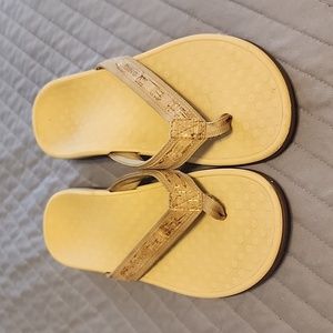 Women's Vionic size 10 flip flops